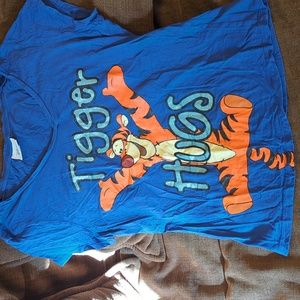 Disney Tigger Hugs t shirt in size medium
